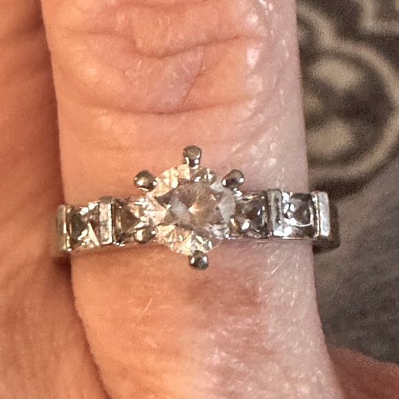 Sterling Silver cubic zirconia ring Solitaire w/ 2 square diamonds on each side - Picture 3 of 6